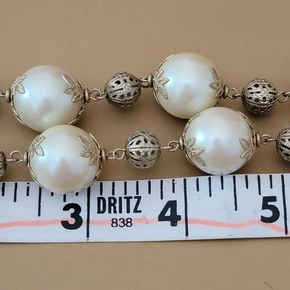 Beautiful Vintage Faux Large Pearl Gold Tone Necklace 7.5
